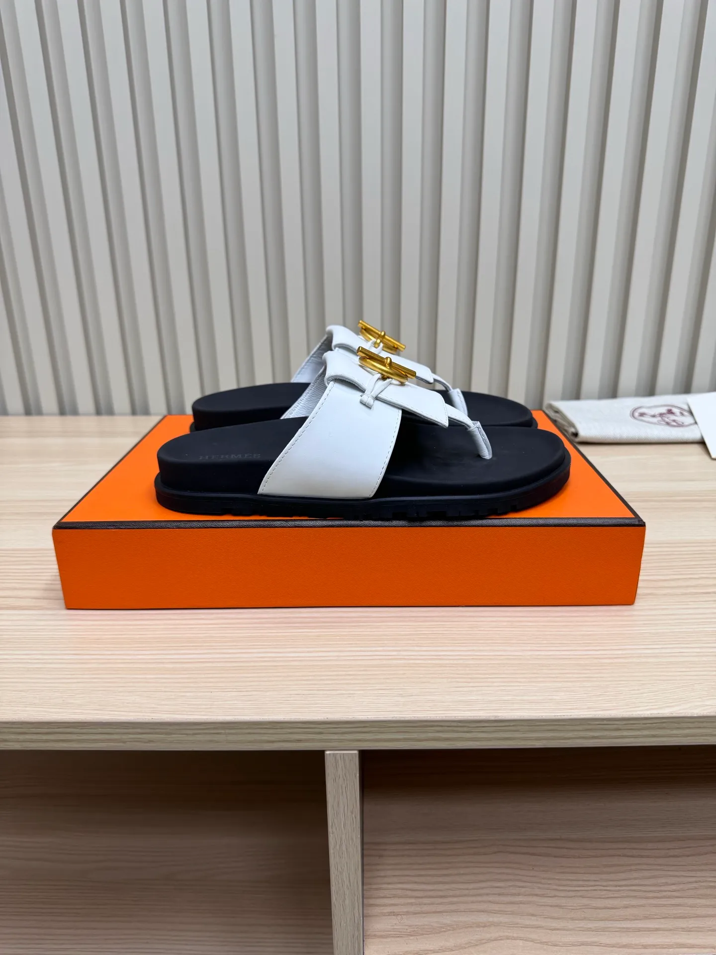 👟👟Ex-factory price 502👟👟Hermes🐎The extremely popular couple’s slippers/the latest hardware buckle sandals and slippers, paired with various colorful socks, so trendy!  ———————— Upper: imported cowhide/sheep leather/cloth/palmprint leather lining: imported cowhide/sheepskin outsole: Tpu non-slip and wear-resistant outsole Female size: 35-42 (40.41.42 non-returnable and non-exchangeable) Male code: 39-45 (45 non-returnable and non-exchangeable)